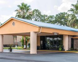 Quality Inn Hinesville - Fort Stewart Area, Kitchenette Rooms - Pool - Guest Laundry
