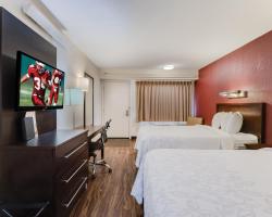 Super 8 by Wyndham Deerfield - Northbrook