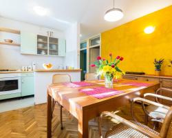 Lavender apt. w. balcony in old town