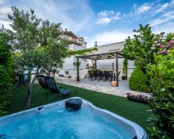 Modern apartment with an outdoor jacuzzi