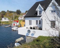 4 Bedroom Cozy Apartment In Steinsland