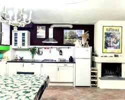 Tavernetta con camino in collina