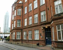 Zone 1 Victorian 2 Bed Flat by Station & Park