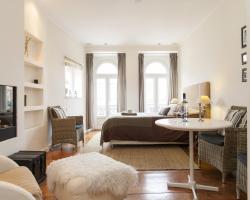 Chic 1-bed flat with balcony, view and workspace, 5mins to Santa Justa Lift