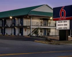 Motel 6 Branson West, MO - Silver Dollar City