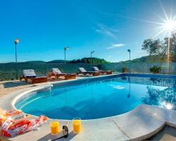 Villa Can Lluc con jardín, piscina climatizada y vistas