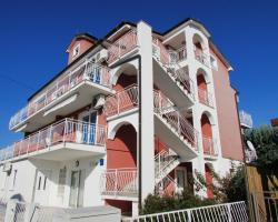 Apartments Karpinjan