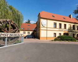 Hotel Selsky Dvur - Bohemian Village Courtyard