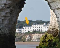 Broadstairs Beach holiday apartments - direct accessibility to Kingsgate Bay - with a parking space