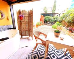 Nadia's Lovely Home - WITH PRIVATE GARDEN AND JACUZZI