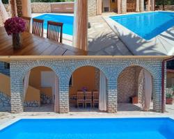 Holiday house with heated pool Vugica