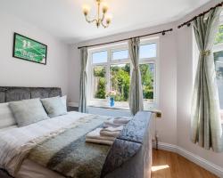 Lovely garden apartment in Wimbledon Town Centre with private parking by Wimbledon Holiday Lets