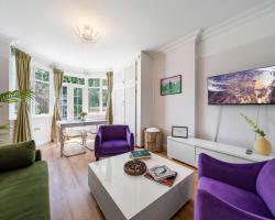Lovely garden apartment in Wimbledon Town Centre with private parking by Wimbledon Holiday Lets