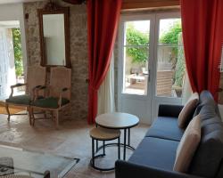 Le Logis des Remparts à l'intérieur de la Cité médiévale, Jardin privé, Parking inclus