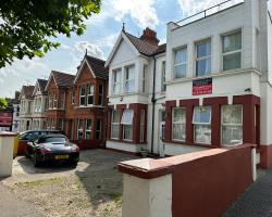 Malvern Lodge Guest House- Close to Beach, Train Station & Southend Airport