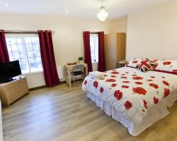 Emporium Apartments - Nottingham City Centre - Your own 7 Bedrooms Apartment with 3 Bathrooms and full Kitchen - "Cook as you would at Home" - opposite Victoria Centre Shopping Centre - Outdoor Parking for Cars or Vans at five pounds a day