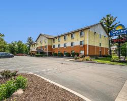 Days Inn & Suites by Wyndham Traverse City