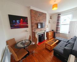 F3 2 BEDROOMED TOWN HOUSE - FREE Parking - Super 150 Mbps WiFi Near Gavin n Stacey Film House - 1 FREE DOG ALLOWED