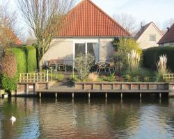 Detached bungalow with dishwasher at the water