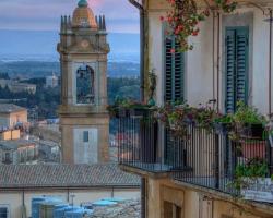 Casa tipica siciliana patronale home BedandBreakfast TreMetriSoprailCielo Camere con vista, colazione interna in terrazzo panoramico