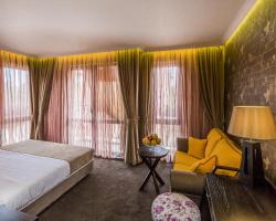 8 1/2 Art Guest House