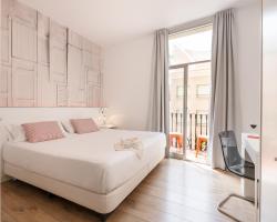 Chic & Basic Tallers Hostal