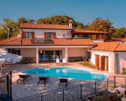 Villa Arton heated swimming-pool