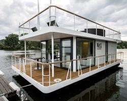 VIPliving Houseboat