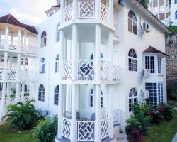 Ocho Rios Ocean Front Luxury Studio Sky Castles 24 hrs sleeps 2