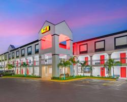 Super 8 by Wyndham Orlando Near Florida Mall