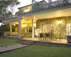 Villa de Lujo con Jardines y Piscina