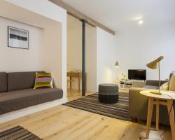 JOIVY Cosy 1-bed flat with workspace in Santa Catarina, moments from Luís de Camões Sq