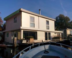 Minties houseboat
