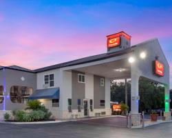 Econo Lodge Inn & Suites Near Lackland AFB