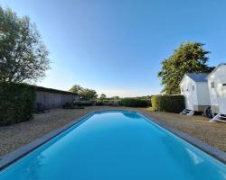 Casa-Cosi, tourist & business suites & flats with reserved parking and private terraces in shared garden with seasonal pool included, private sauna available
