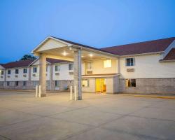 Days Inn by Wyndham Evansdale Waterloo
