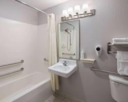 Days Inn & Suites by Wyndham Green Bay WI