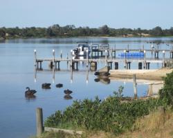 Lakes Entrance Waterfront Cottages with King Beds