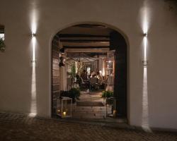 Uve Rooms & Wine Bar