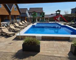 Domki Rekin Podgrzewany basen z brodzikiem oraz klimatyzacją