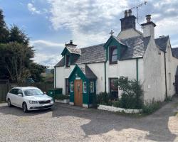 Loch Ness village cottage for 2 with free parking & pets welcome