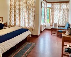 Tourist Hotel 10 minutes walking distance from the mall