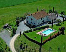 Modern Farmhouse in Pienza with Pool