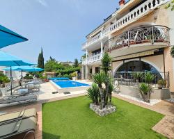 VILLA VERA Apartments with pool, 200 m from the beach
