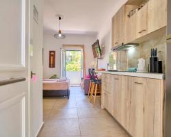 Roula's Studios & Apartment