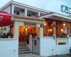 Apartments and Rooms Sara