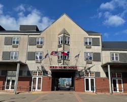 Harbor House Hotel and Marina at Pier 21
