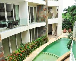 Mamitas + Splendid Pool