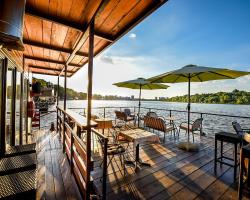 San Art Floating Hostel & Apartments