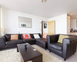 Modern 2 Bed Apt for Excel